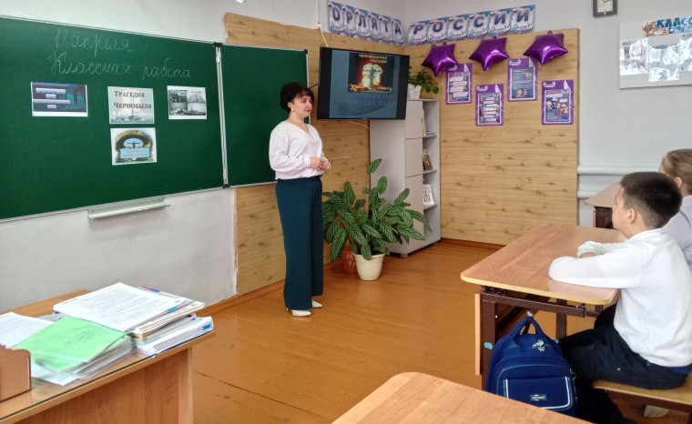 Прошел час.